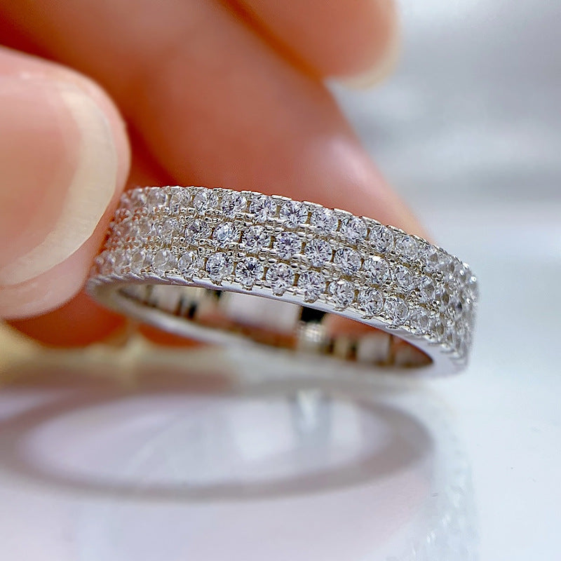 Einfacher Fingerring mit drei Reihen Strasssteinen für Damen