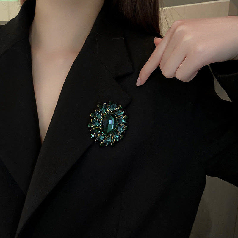 Broche delicada francesa de esmeraldas y diamantes