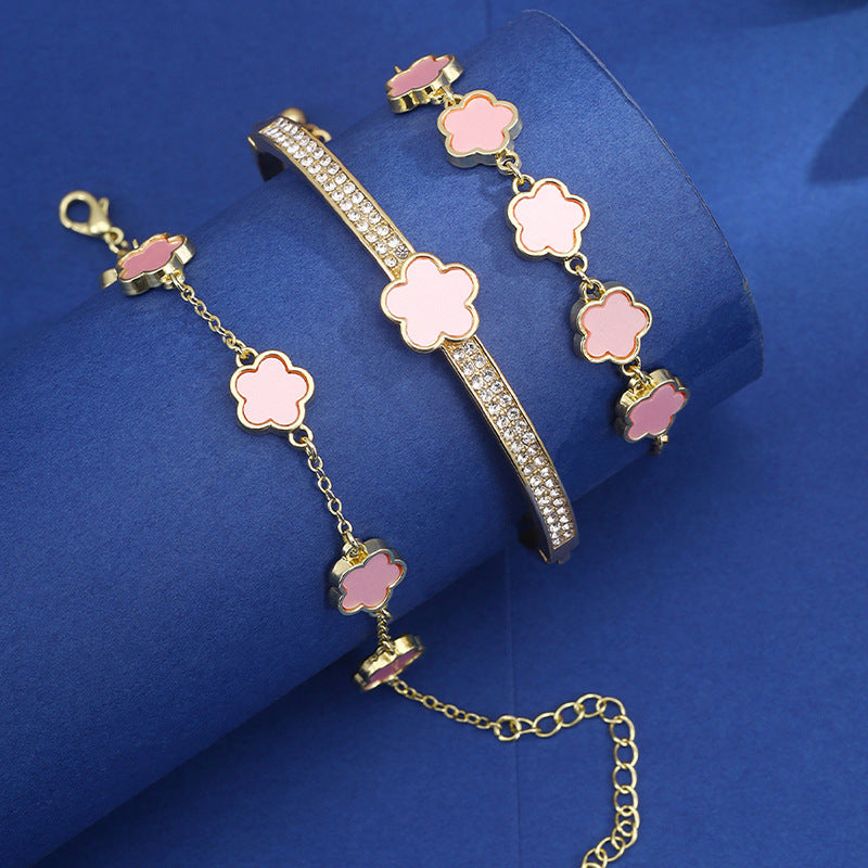 Glückliche Fünf-Blütenblatt-Blumen-Spitze-Armband Dreiteiliges Set für Damen