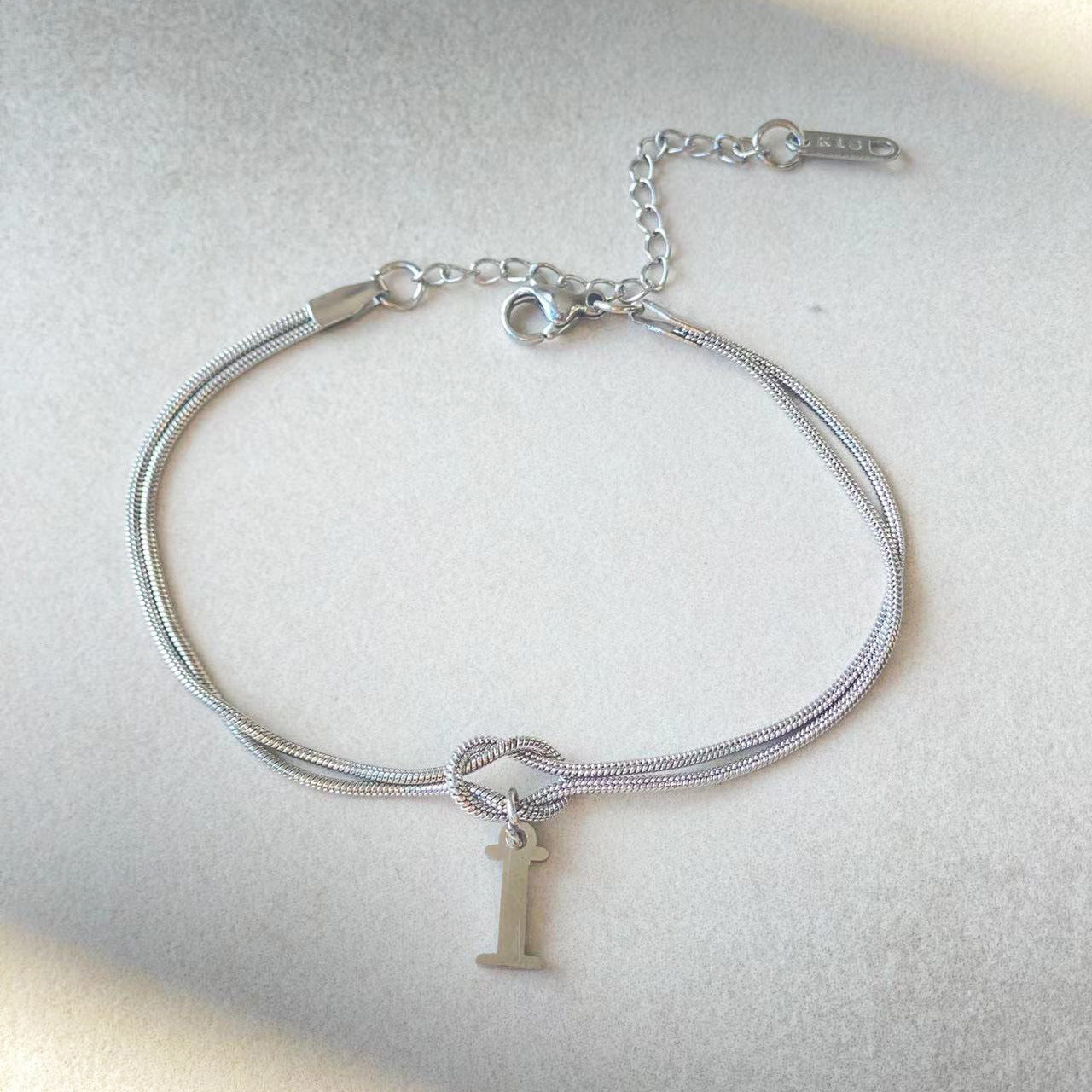 Nuevas pulseras con nudo de amor de la A a la Z para mujer, pulseras con dije de cadena de serpiente delicada de color dorado para parejas, joyería de acero inoxidable, regalo para el Día de San Valentín
