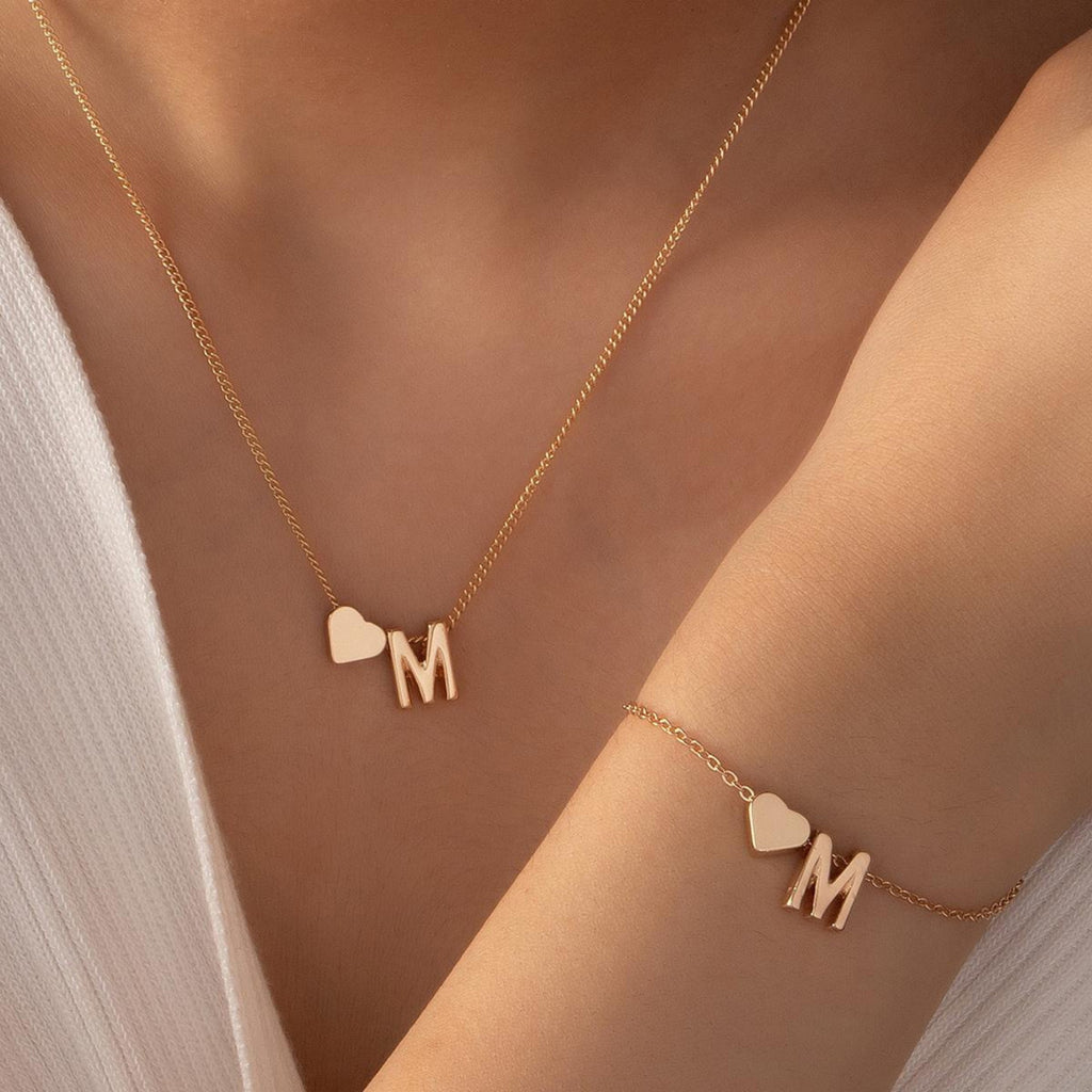Minimalistische herzförmige Buchstaben-Halsketten-Armbänder