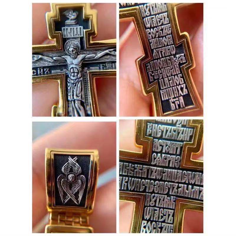 Colgante de aleación con letras grabadas en forma de cruz