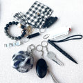 Traje de llavero de bolsa de pulsera de bola de lana con cordón de mano