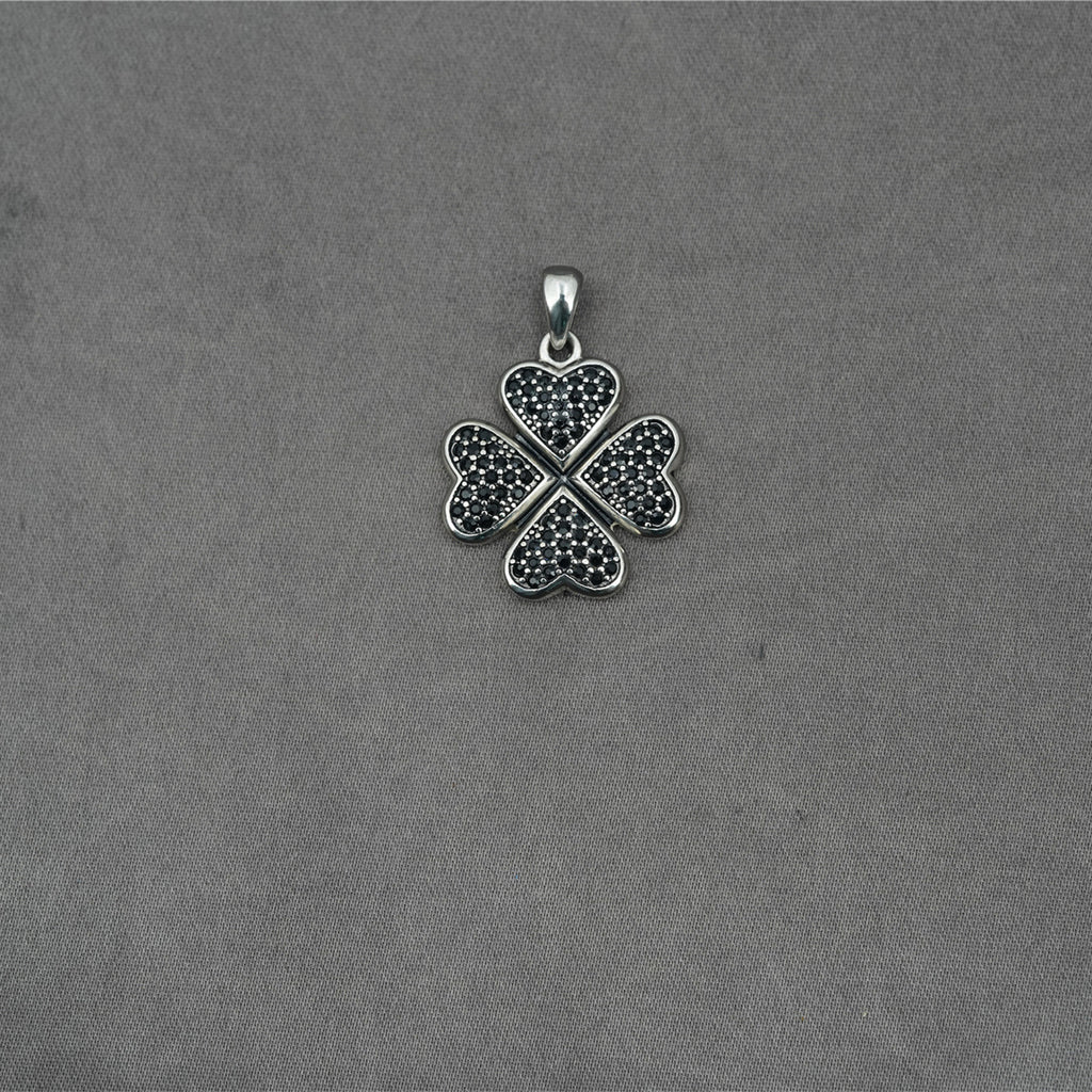 Colgante de acero de titanio con trébol de cuatro hojas, microdiamantes y diseño de flores en cascada
