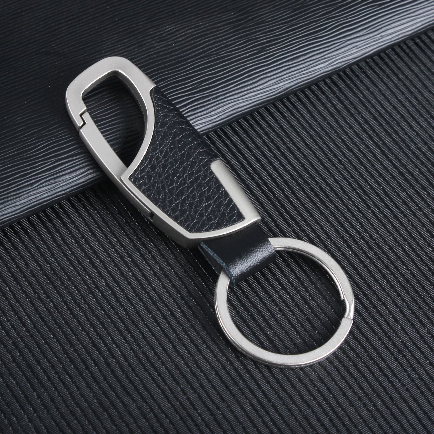 Llavero de metal y cuero para hombre, adorno creativo para coche