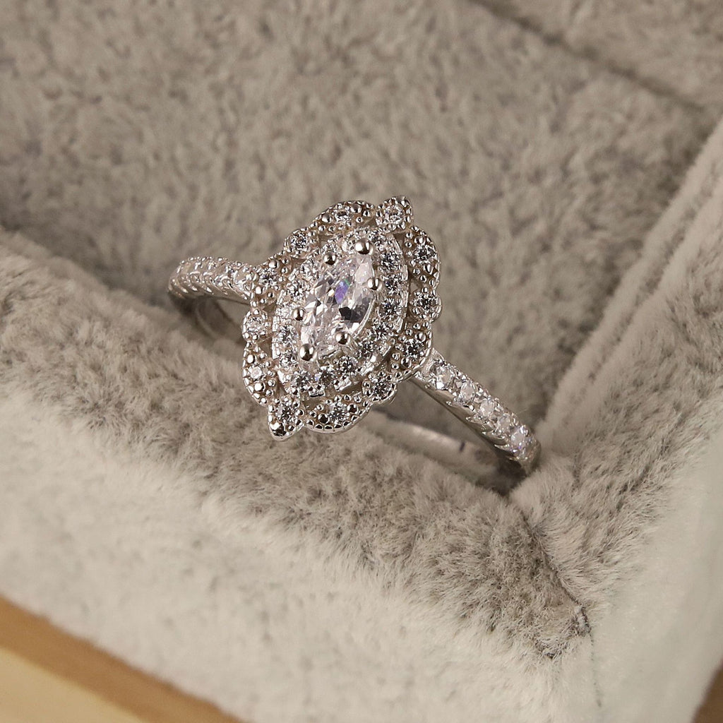 Anillo Ovalado de Plata de Lujo con Diamantes
