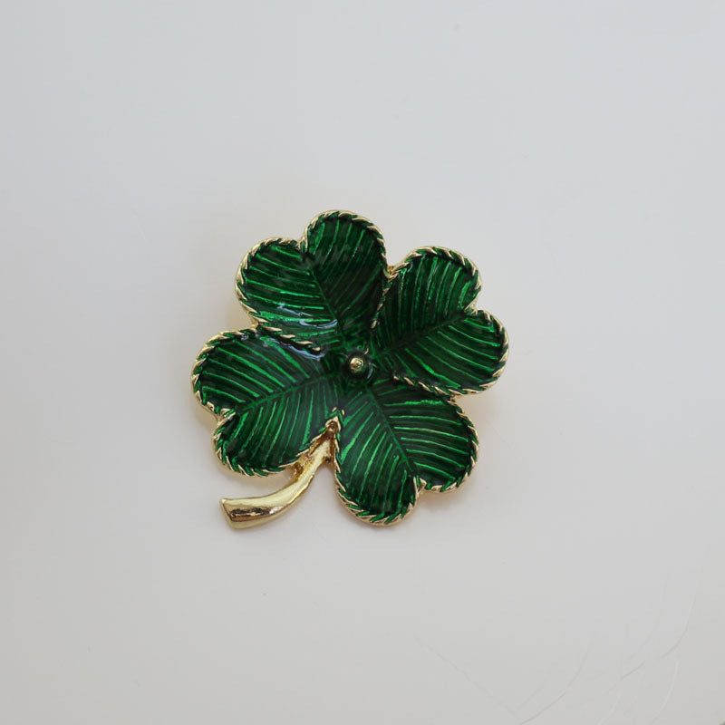 Broche trébol de cuatro hojas verde de aleación estilo universitario con galvanoplastia