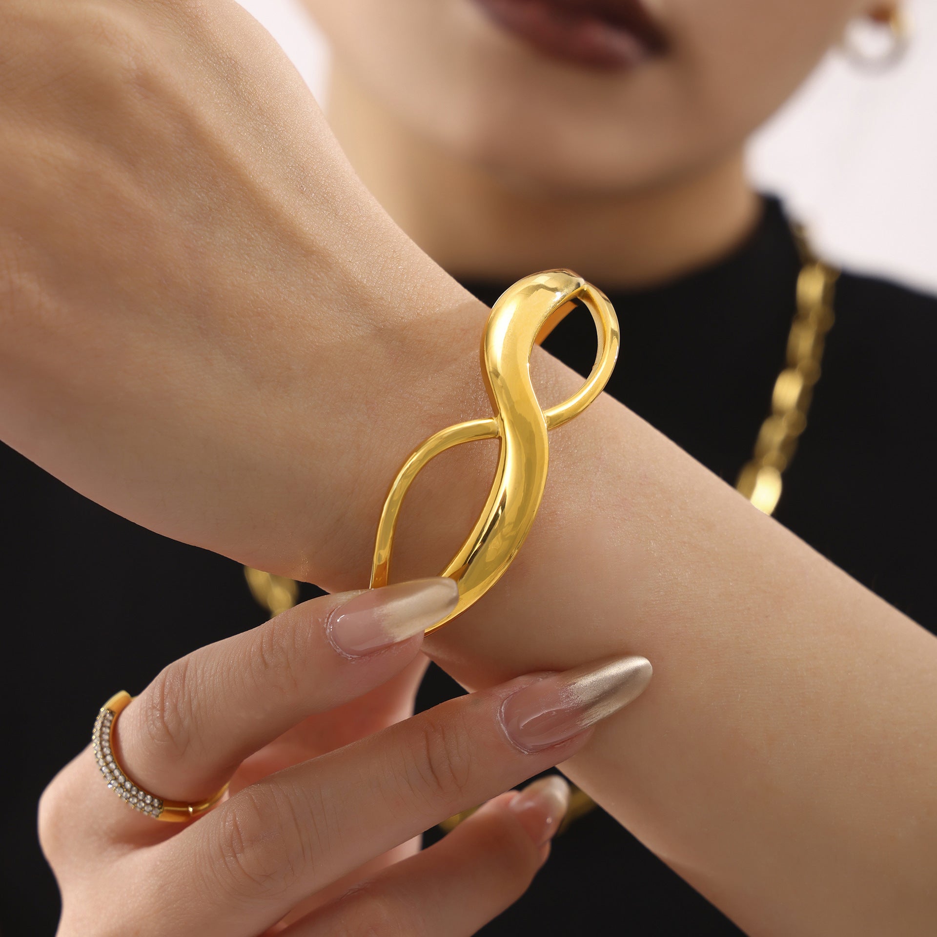 8-character Curve Design High Polished Buckle Bracelet