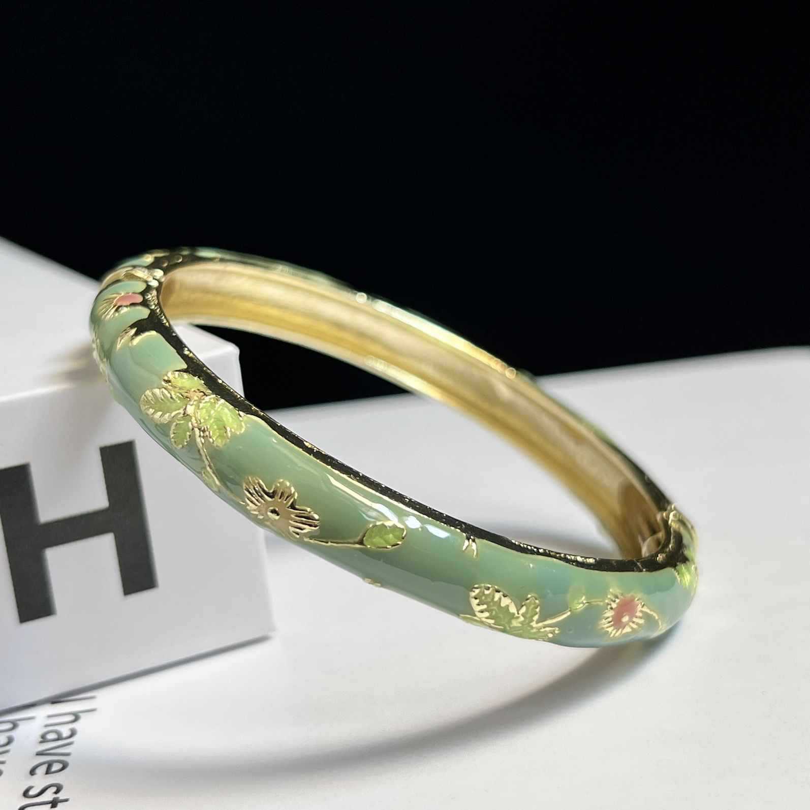 Pulsera de esmalte floral fino de museo