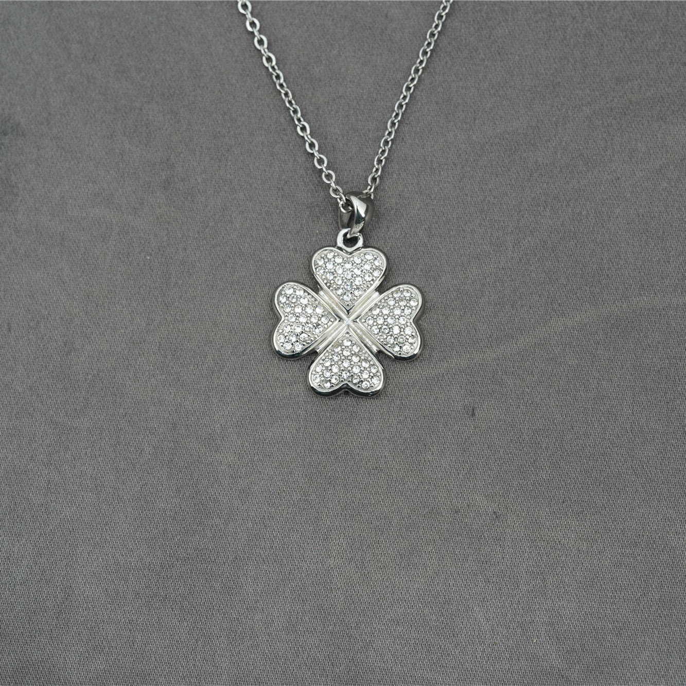 Blume Laufend Mikro Strass Vierblättriges Kleeblatt Titanstahl Anhänger