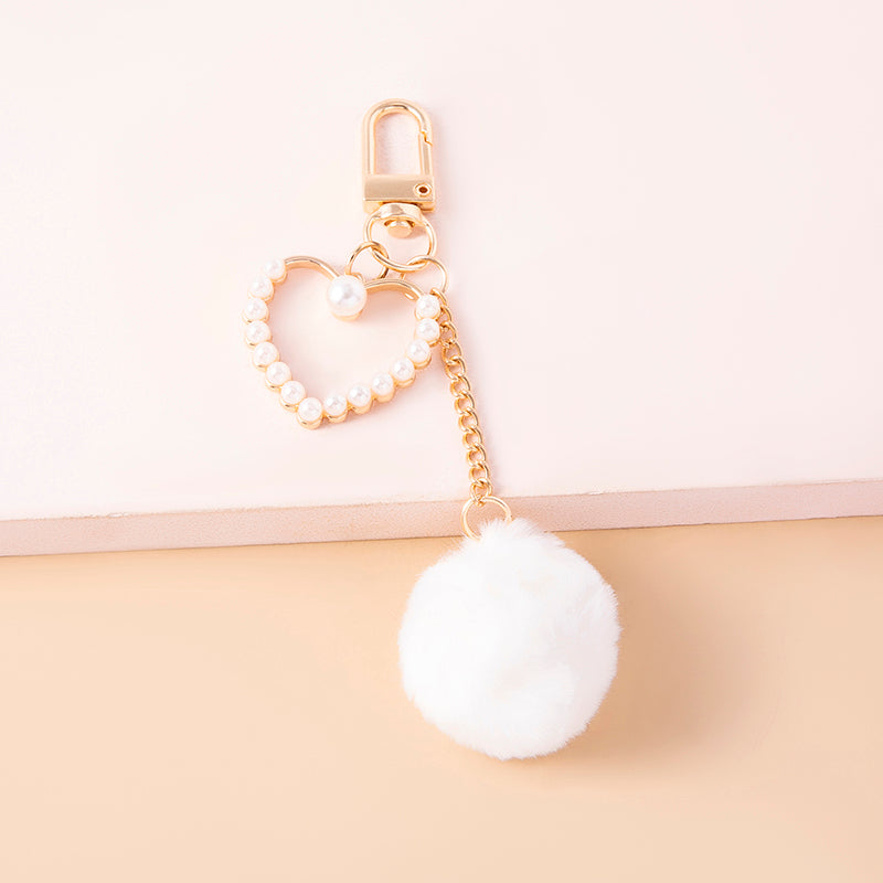 Lindo Llavero de Peluche Blanco con Pompón, Perlas y Dijes de Corazón