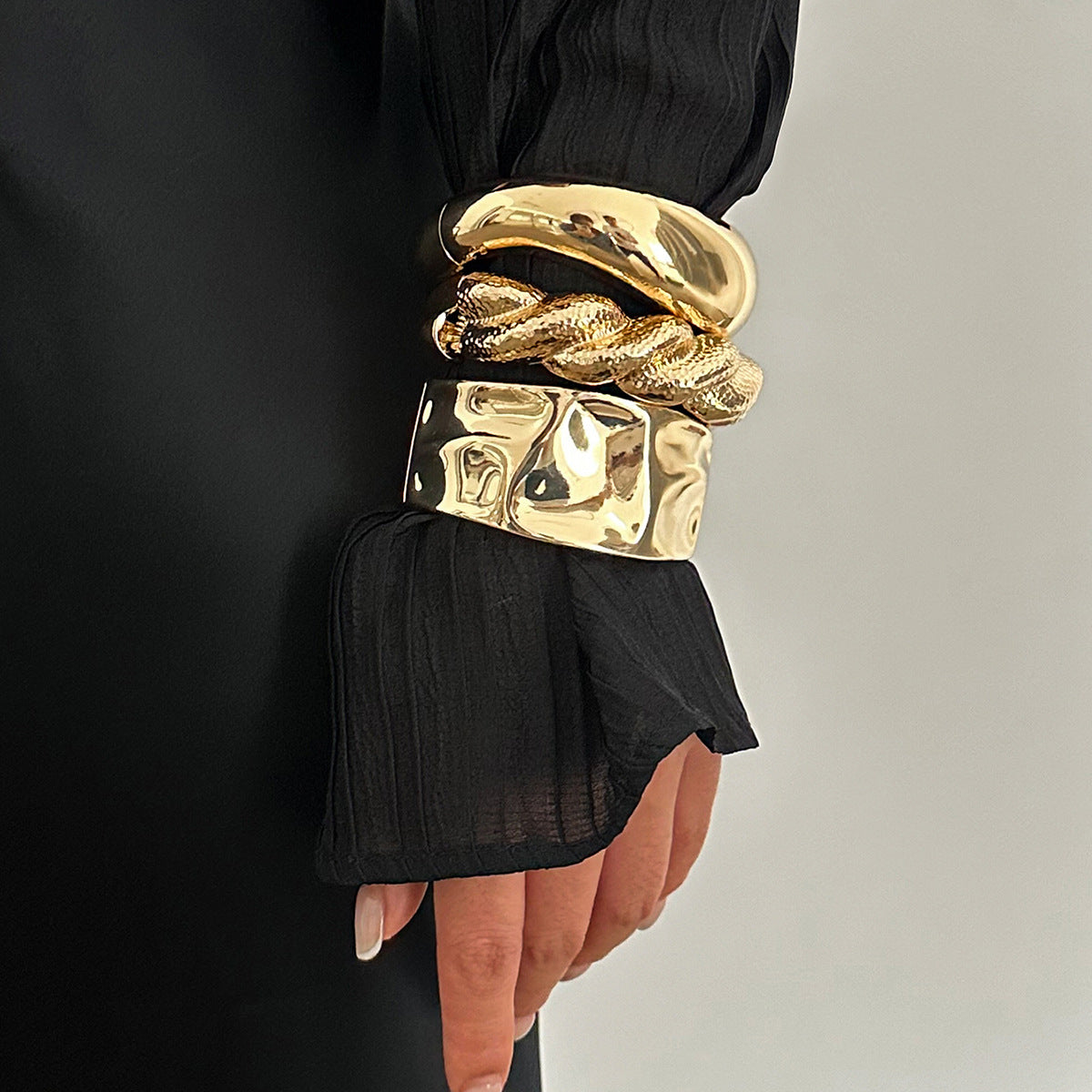 Pulsera plisada de metal con diseño de anillo de línea trenzada exagerada