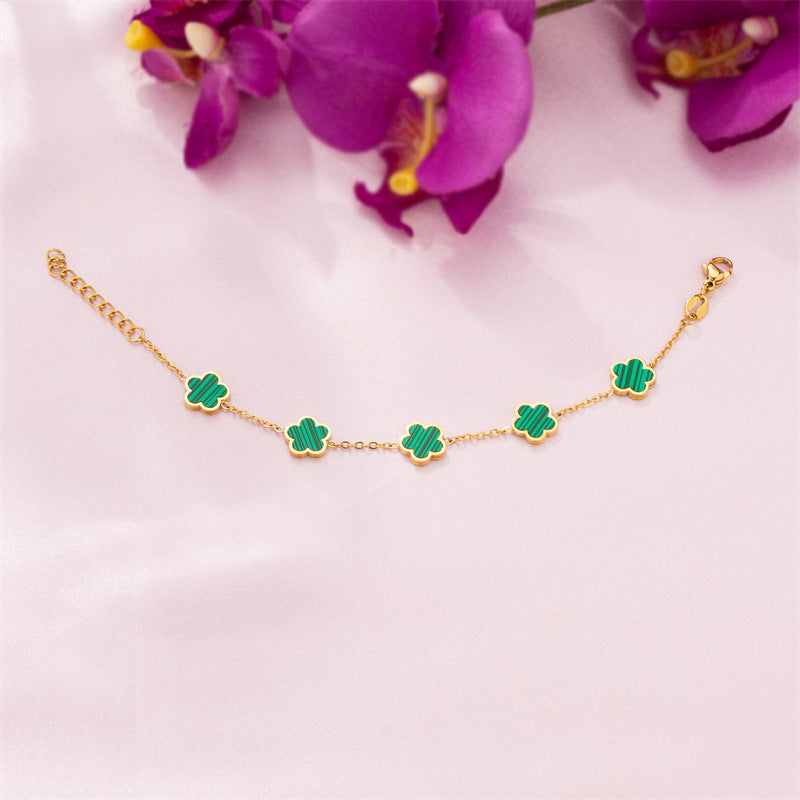 Pequeña pulsera de oro con flor de goma de gota verde, fresca y encantadora.