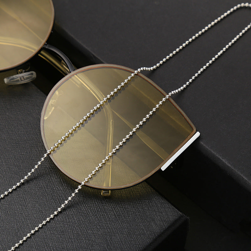 Einfache monochrome Brillenketten im Retro-Stil