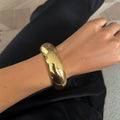 Pulsera plisada de metal con diseño de anillo de línea trenzada exagerada