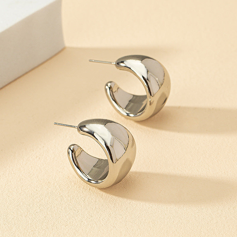 Pendientes C con superficie ancha de metal estilo europeo y americano, de moda sencilla
