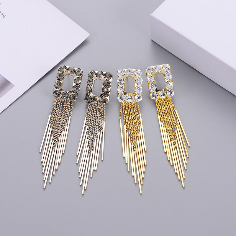 Pendientes exagerados de personalidad, las tendencias de moda son irregulares