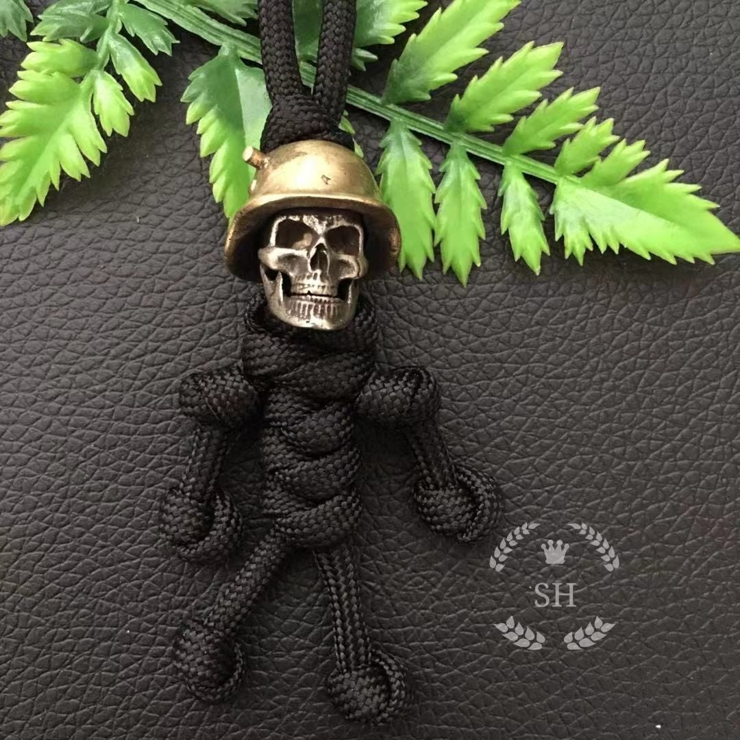 Colgante de coche con calavera, cuchillo antiguo y llavero