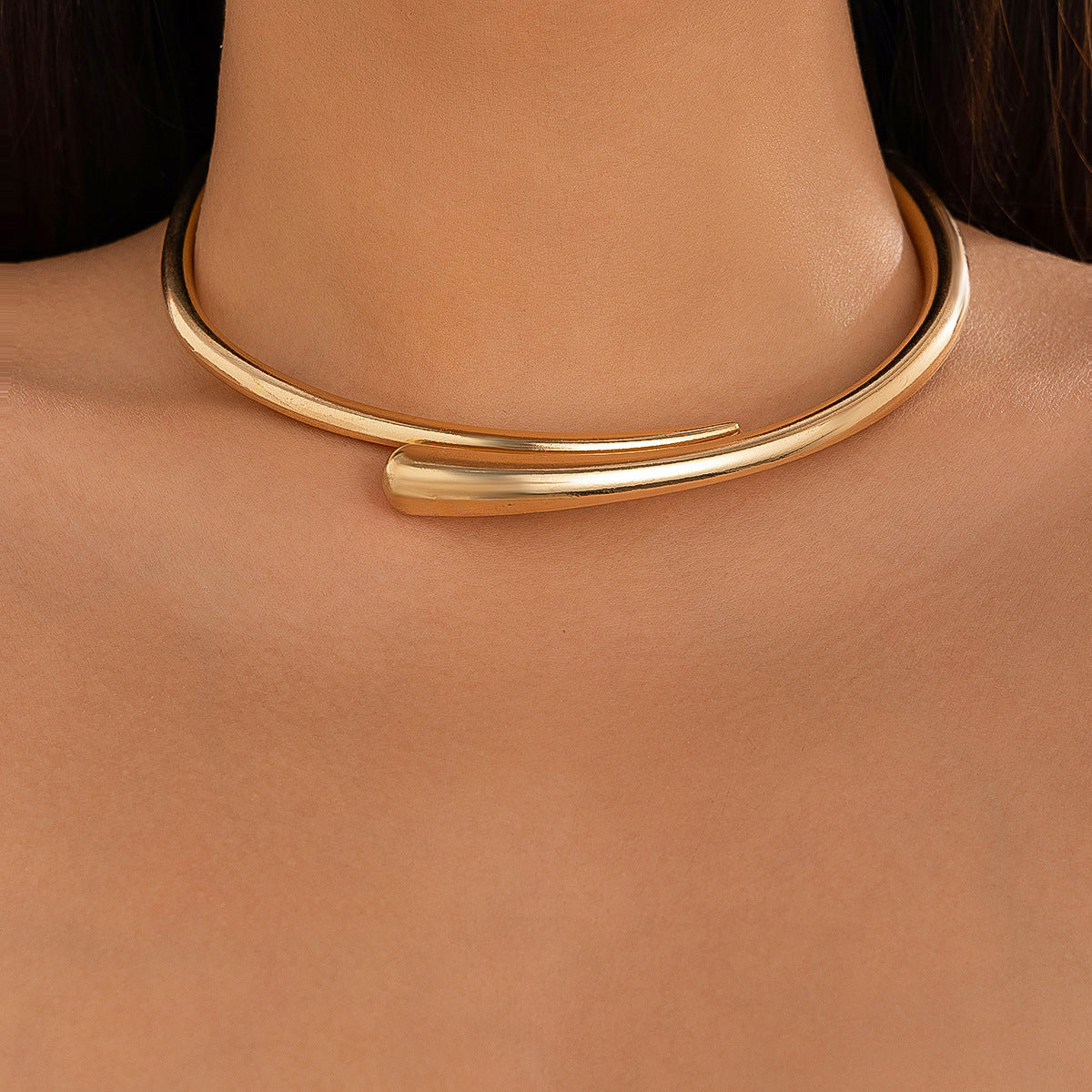 Geometrischer glänzender Metall-Armreif mit Federöffnung, einfache Halskette, Choker
