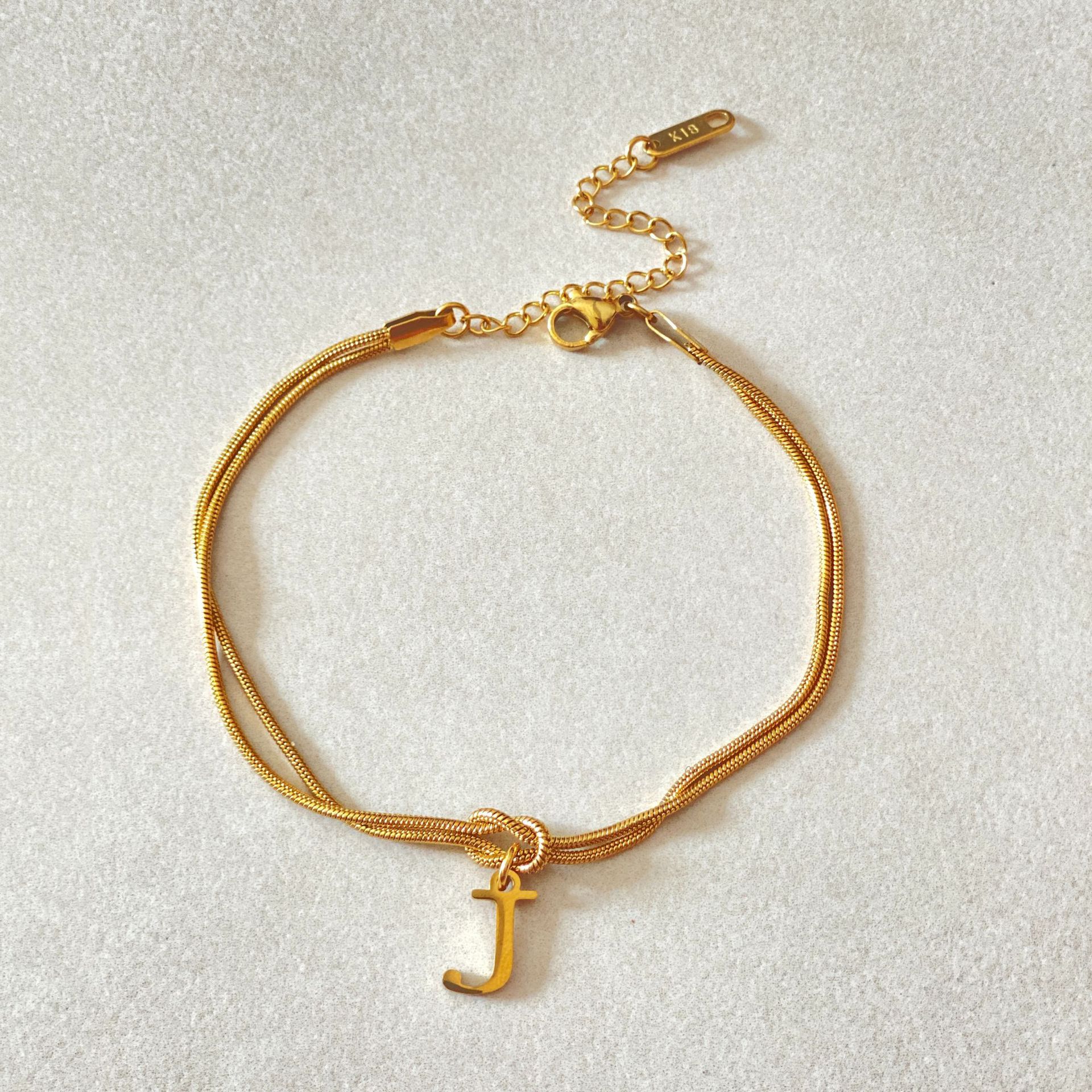 Nuevas pulseras con nudo de amor de la A a la Z para mujer, pulseras con dije de cadena de serpiente delicada de color dorado para parejas, joyería de acero inoxidable, regalo para el Día de San Valentín