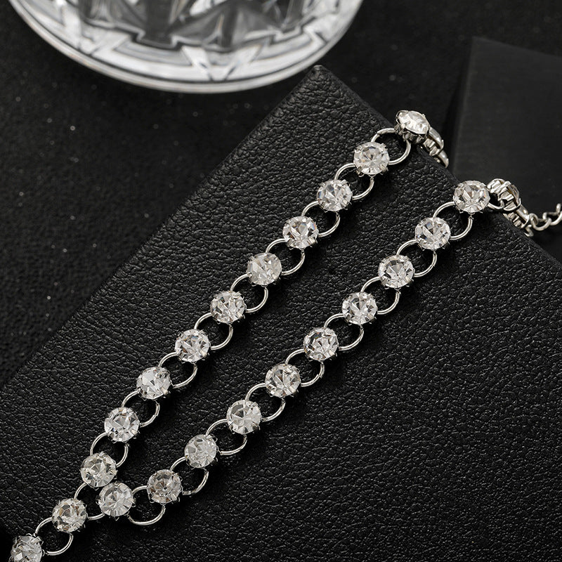 Accesorios de moda: tobillera de aleación con diamantes de imitación para mujer, ideal para sesiones de fotos en la calle.
