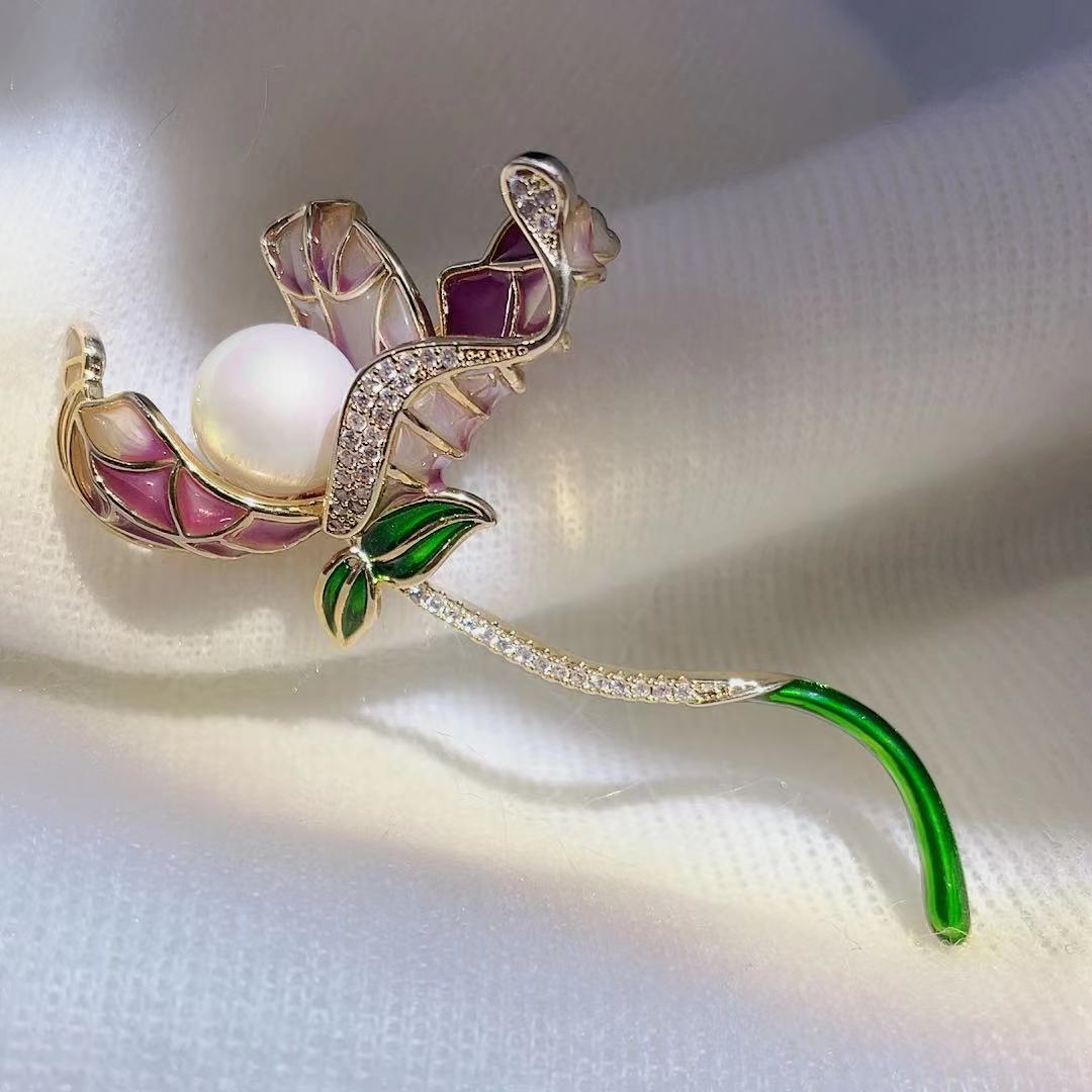 Broche de Esmalte Loto Perla Clásico