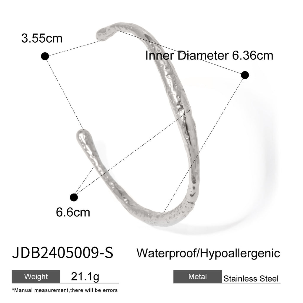 Pulsera de acero inoxidable con textura irregular esférica y diseño abierto