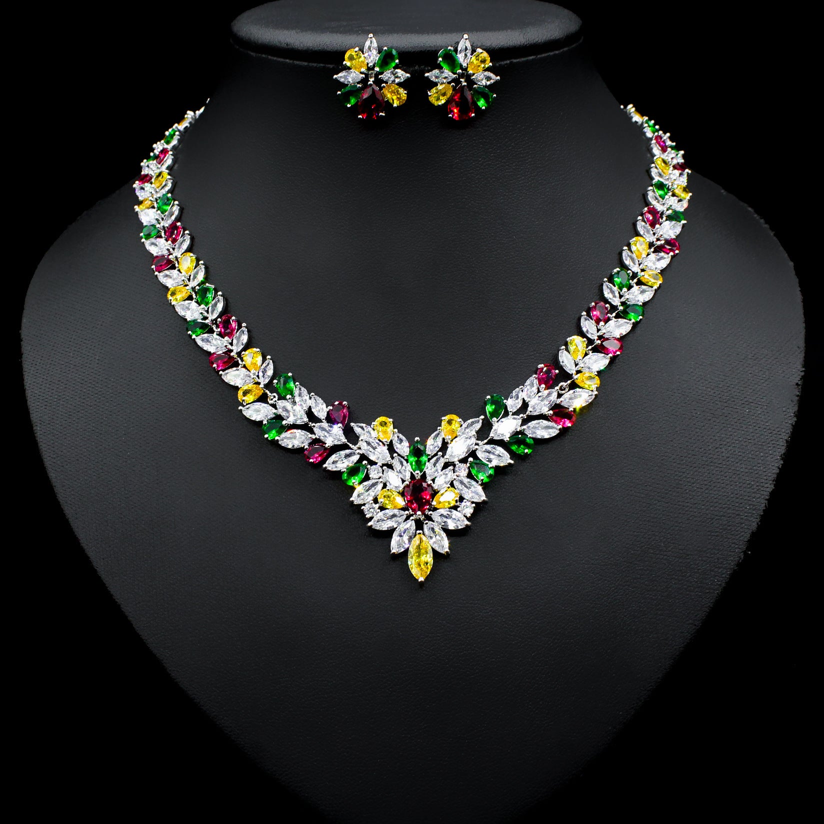 Elegantes Eiskristall-Ohrring-Zirkon-Halsketten-Set