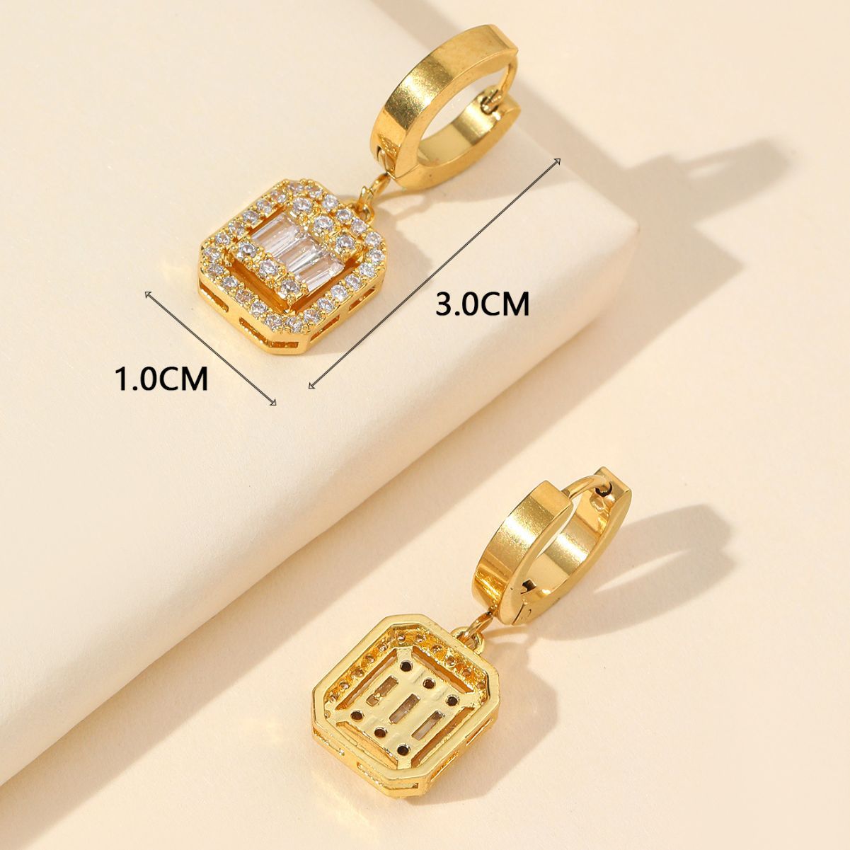 Pendientes Retro con Diseño de Hebilla de Acero Inoxidable de Cubo de Azúcar
