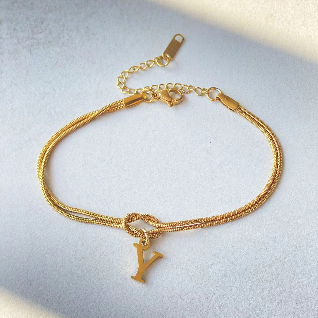 Nuevas pulseras con nudo de amor de la A a la Z para mujer, pulseras con dije de cadena de serpiente delicada de color dorado para parejas, joyería de acero inoxidable, regalo para el Día de San Valentín