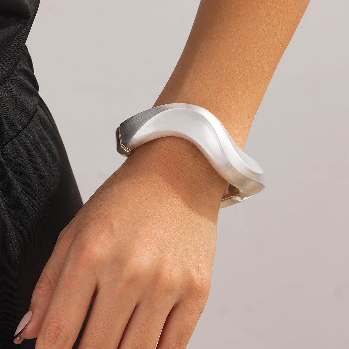 Pulsera plisada de metal con diseño de anillo de línea trenzada exagerada