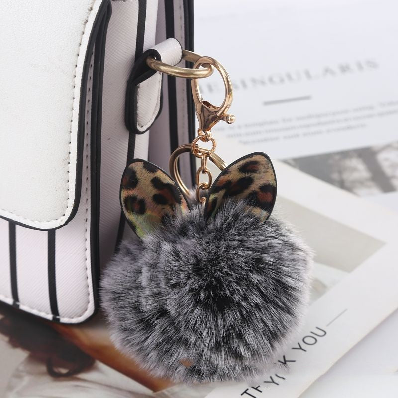 Llavero de bola de pelo con estampado de leopardo y orejas pequeñas