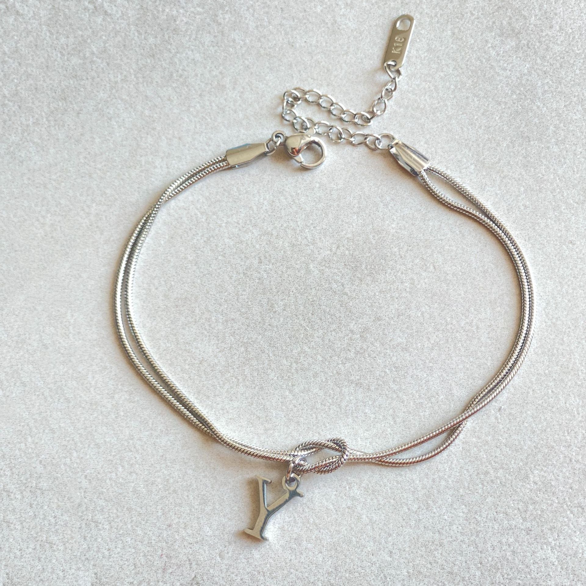 Nuevas pulseras con nudo de amor de la A a la Z para mujer, pulseras con dije de cadena de serpiente delicada de color dorado para parejas, joyería de acero inoxidable, regalo para el Día de San Valentín
