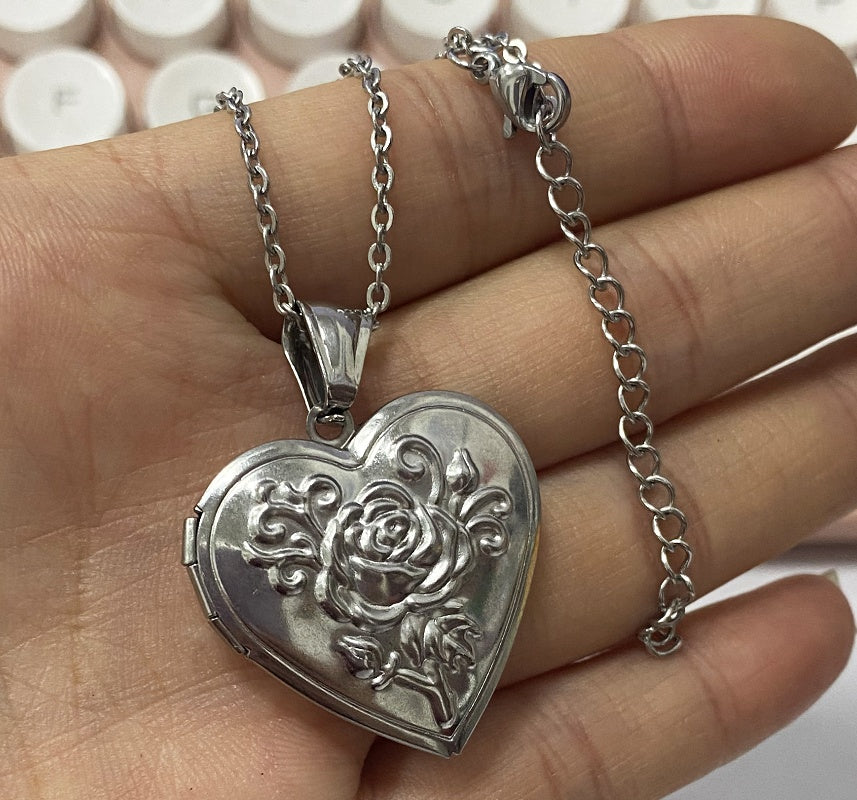 Heart pendant necklace