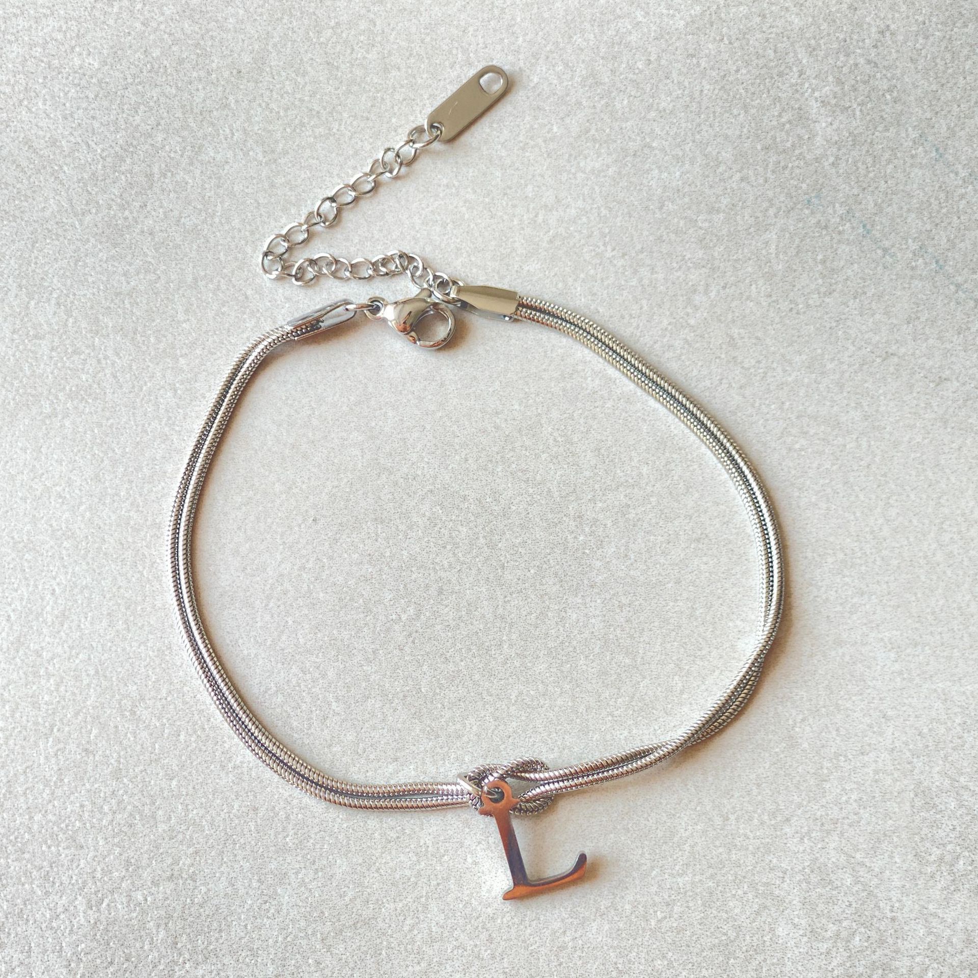 Nuevas pulseras con nudo de amor de la A a la Z para mujer, pulseras con dije de cadena de serpiente delicada de color dorado para parejas, joyería de acero inoxidable, regalo para el Día de San Valentín