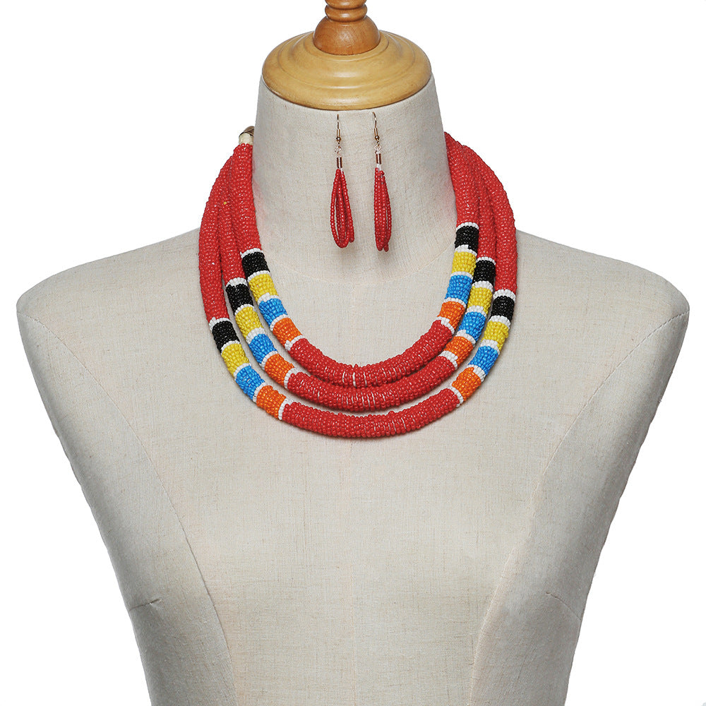 Collar de cuentas de arroz de colores con patrón africano