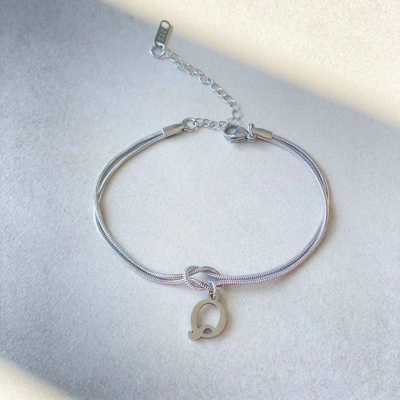 Nuevas pulseras con nudo de amor de la A a la Z para mujer, pulseras con dije de cadena de serpiente delicada de color dorado para parejas, joyería de acero inoxidable, regalo para el Día de San Valentín