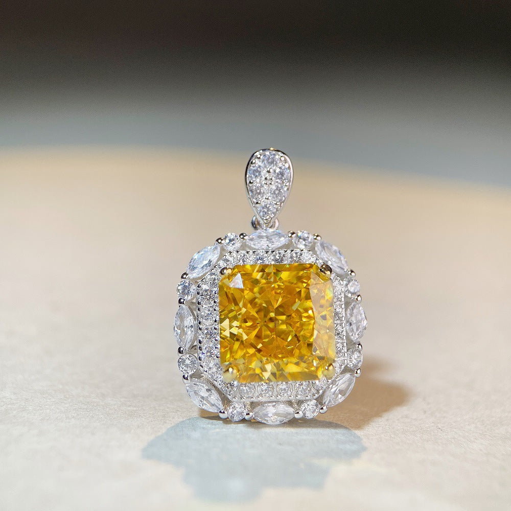 2023 Nuevo collar de plata de ley S925 con colgante de diamante de alto carbono talla radiante, cadena para clavícula, juego pesado, diamantes amarillos