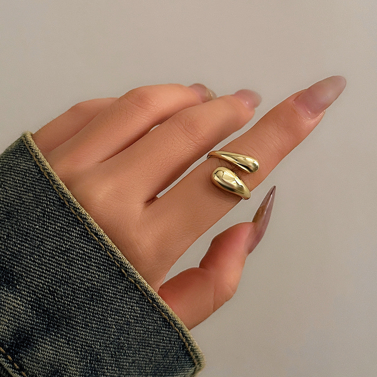 Geometrischer glänzender Metall-Armreif mit Federöffnung, einfache Halskette, Choker