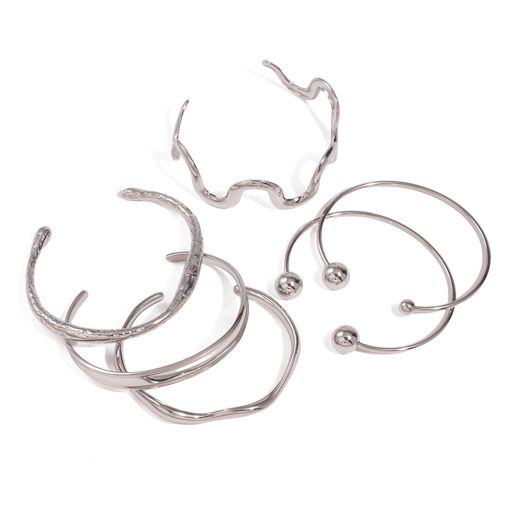 Pulsera de acero inoxidable con textura irregular esférica y diseño abierto