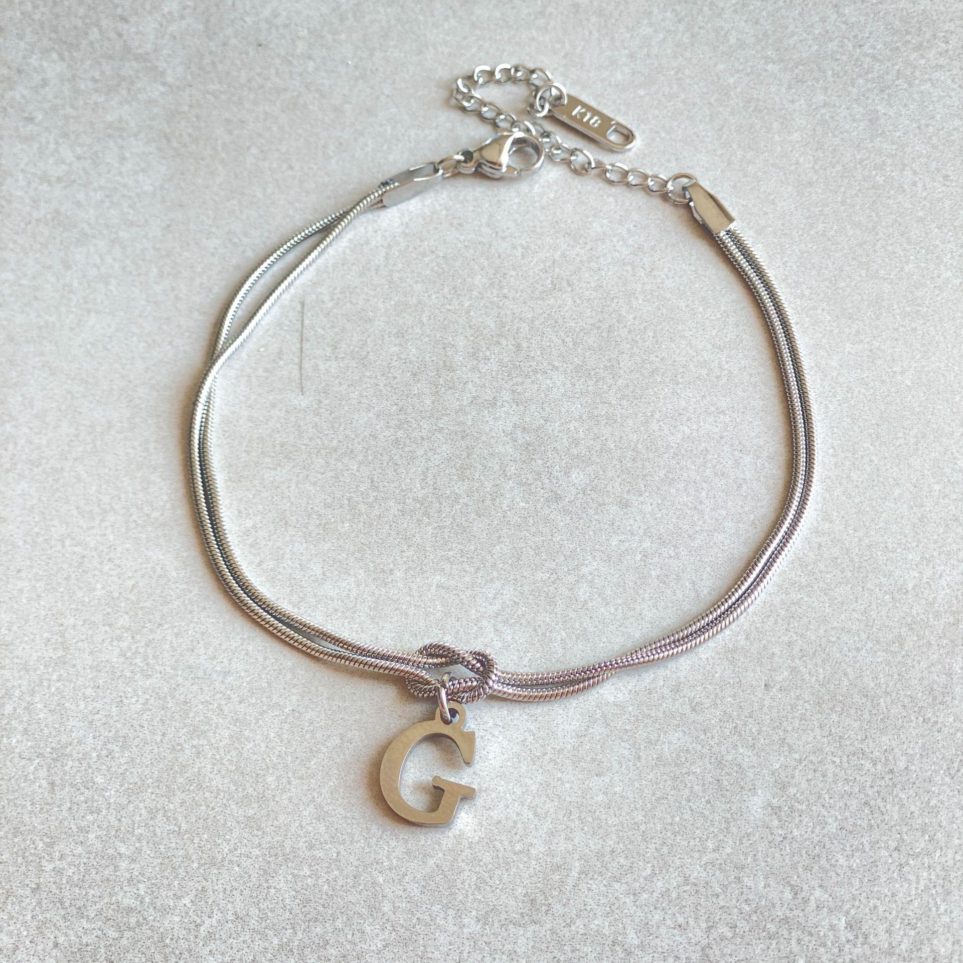 Nuevas pulseras con nudo de amor de la A a la Z para mujer, pulseras con dije de cadena de serpiente delicada de color dorado para parejas, joyería de acero inoxidable, regalo para el Día de San Valentín