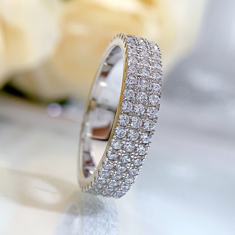 Einfacher Fingerring mit drei Reihen Strasssteinen für Damen