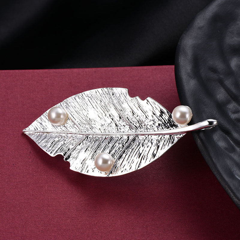 Broche de perlas con incrustaciones de aleación simple y natural para ropa de moda