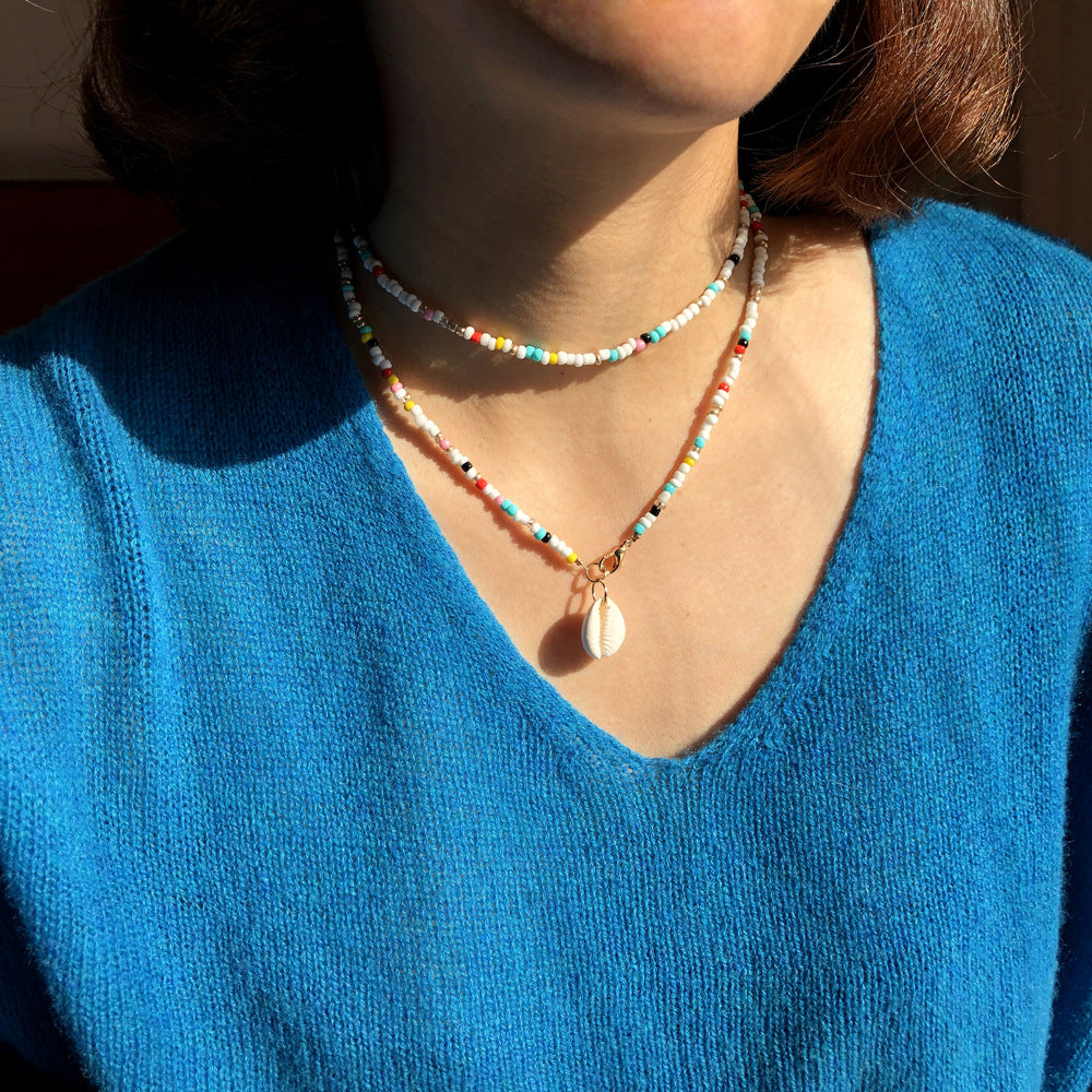 Collar de cuentas de doble capa con cuentas de colores y concha