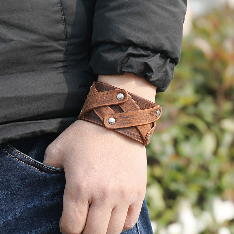 Einfaches Retro- und altes, mehrschichtiges Lederarmband