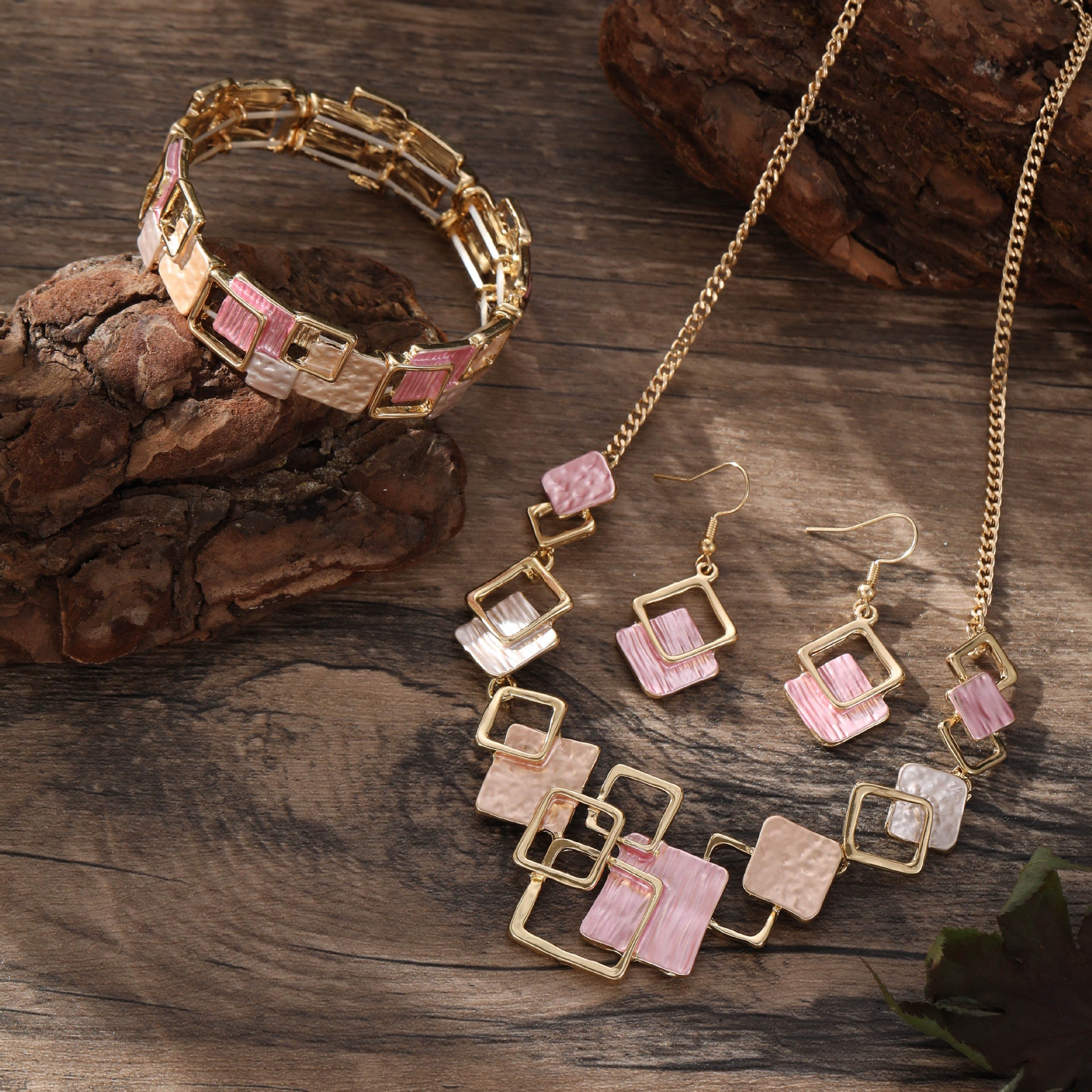 Conjunto de pendientes, pulsera y collar de cuadrados geométricos en pintura al óleo de color
