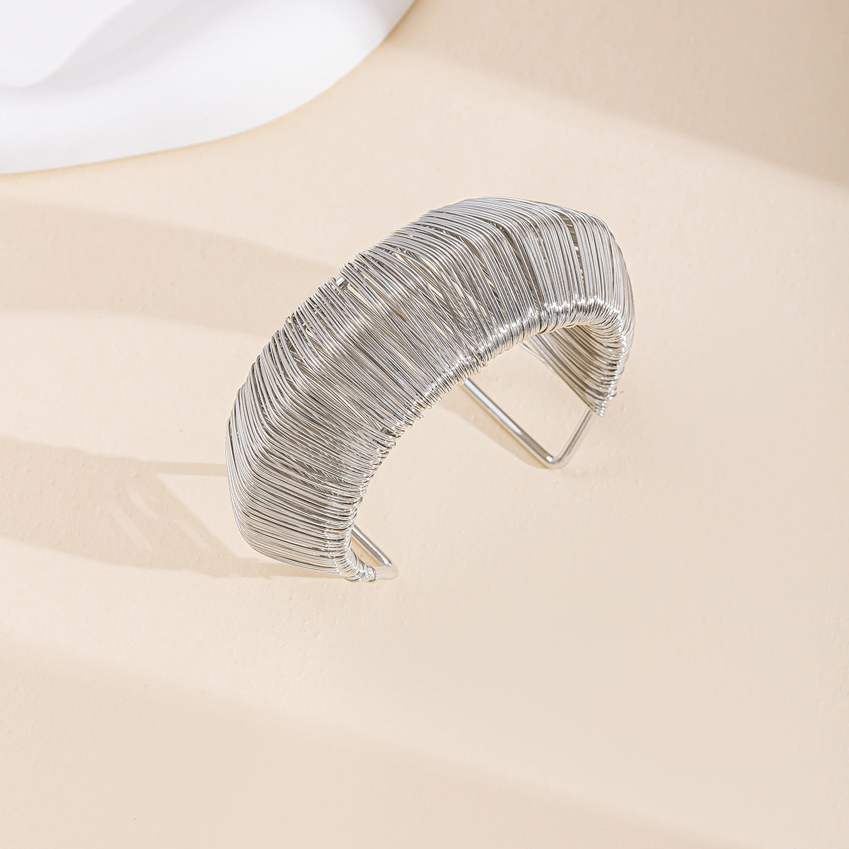 Pulsera en C de aleación cepillada y diseño exagerado