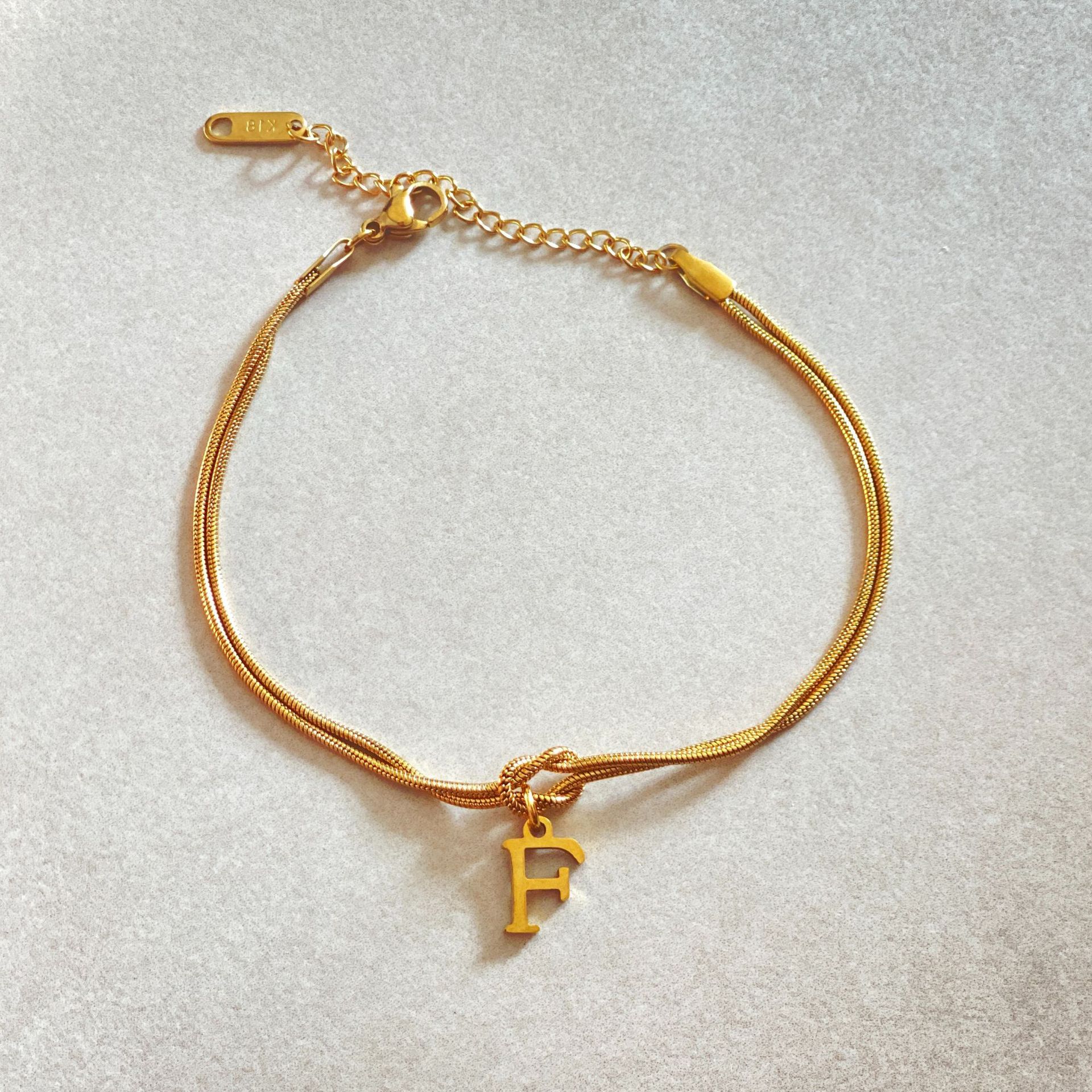 Nuevas pulseras con nudo de amor de la A a la Z para mujer, pulseras con dije de cadena de serpiente delicada de color dorado para parejas, joyería de acero inoxidable, regalo para el Día de San Valentín