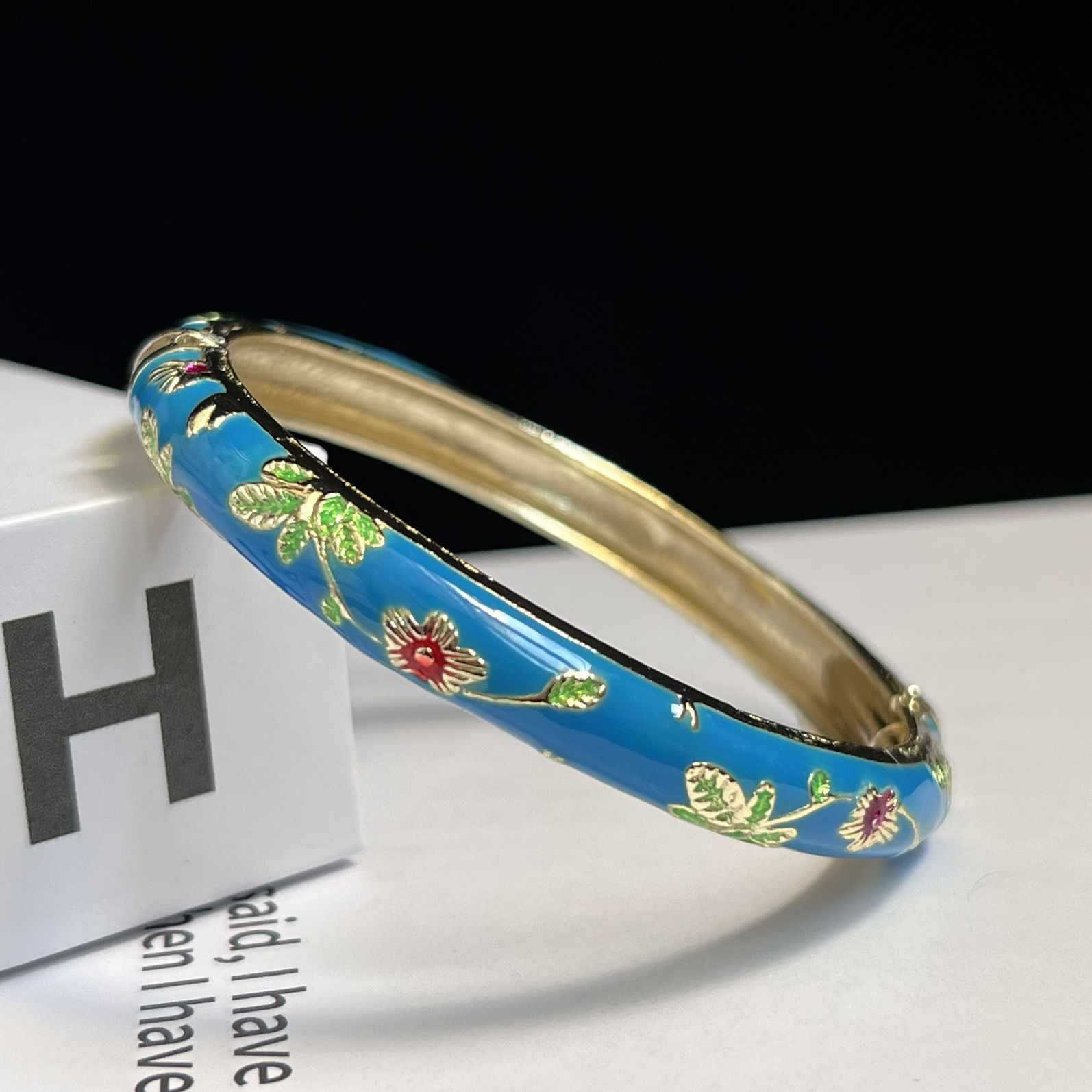 Pulsera de esmalte floral fino de museo