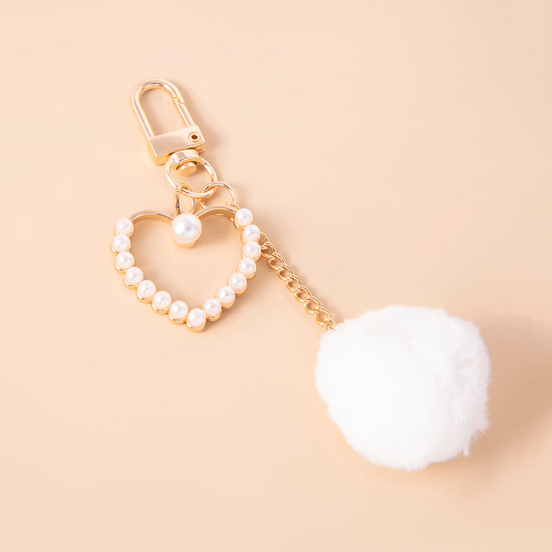Lindo Llavero de Peluche Blanco con Pompón, Perlas y Dijes de Corazón